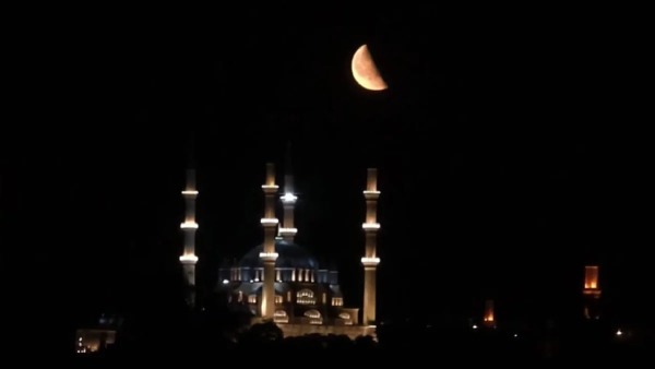 Selimiye’nin kızıl ayla birleşen görüntüsü Edirne semalarında büyüledi