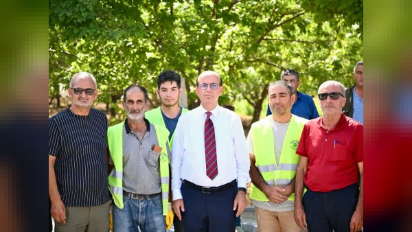 Yeşilyurt Belediye Başkanı İlhan Geçit, Cafana Mahallesi’ndeki yol çalışmalarını inceledi