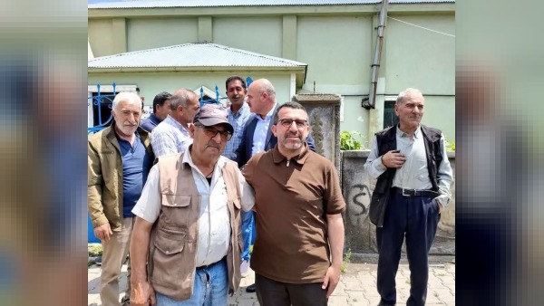 Kars AK Parti Milletvekili Adem Çalkın Cuma sonrası vatandaşlarla buluştu