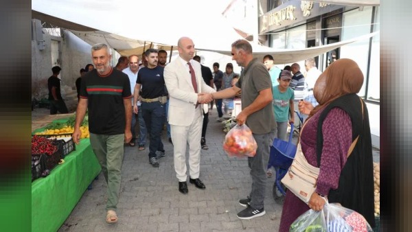 Kaymakam Çakal, Şanlıurfa semt pazarında esnaf ve vatandaşlarla görüştü