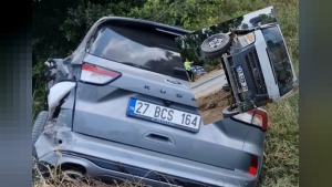 Arsuz’da otomobil ve Ford Transit çarpıştı: Takla atan araç kaldırıldı