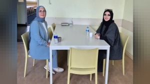 Leiden Üniversitesi’nde Figen Arslan ilk Türk Müslüman başörtülü olarak kabul edildi