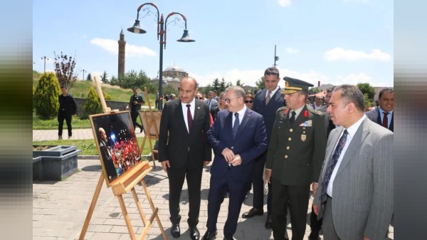 Kars’ta 15 Temmuz sergisi: Vali Polat Gazi Kars Bedesteni’ni gezdi