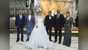 Kars’ta düğün töreninde Vali Polat genç çifti tebrik etti