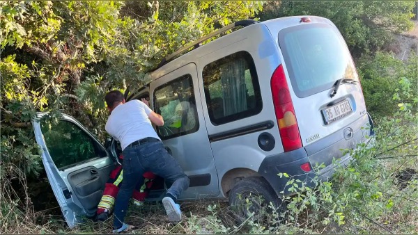 Balıkesir’de trafik kazasında sürücü araçta sıkıştı, itfaiye müdahalesi yapıldı