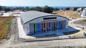 Arsuz’da 1000 kişilik modern spor salonu hizmete açıldı